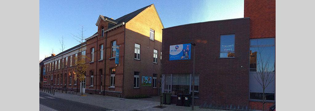 De schoolgebouwen aan de Prinshoeveweg